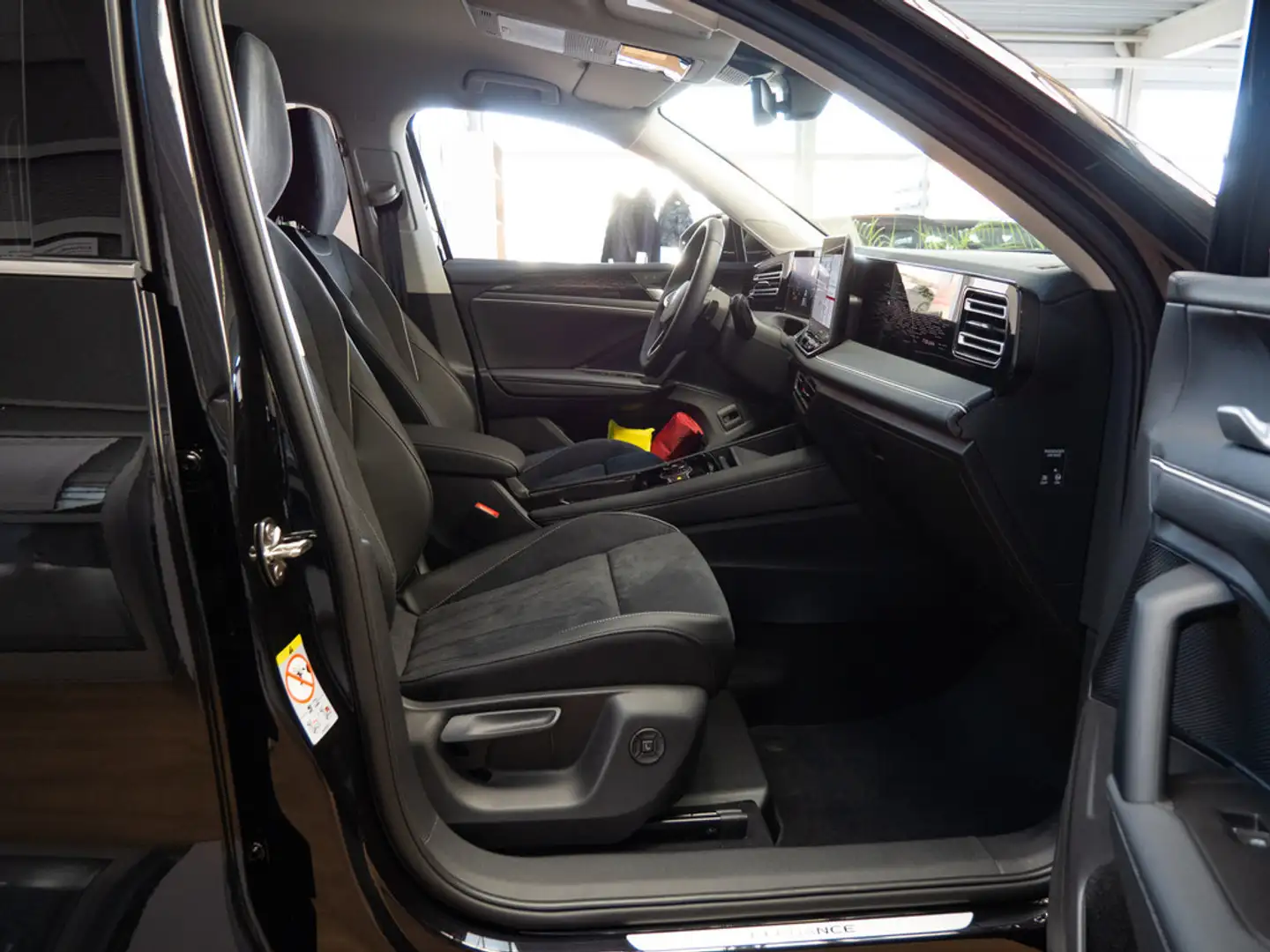 Volkswagen Tiguan 1.5 eTSI Elegance SHZ ACC AKTIVSITZE Siyah - 2