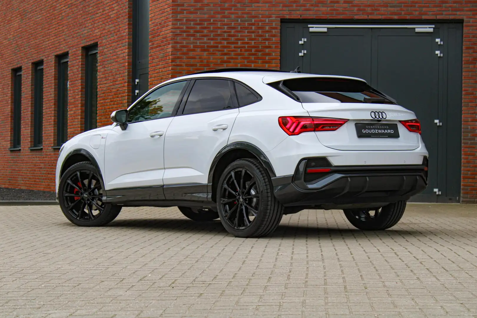 Audi Q3 Sportback 45 TFSI e S Edition | Pano | Camera | Ke Wit - 2