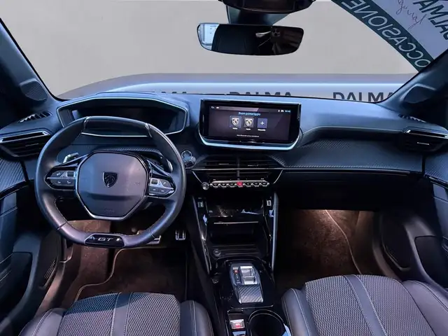 Peugeot 208 view 11