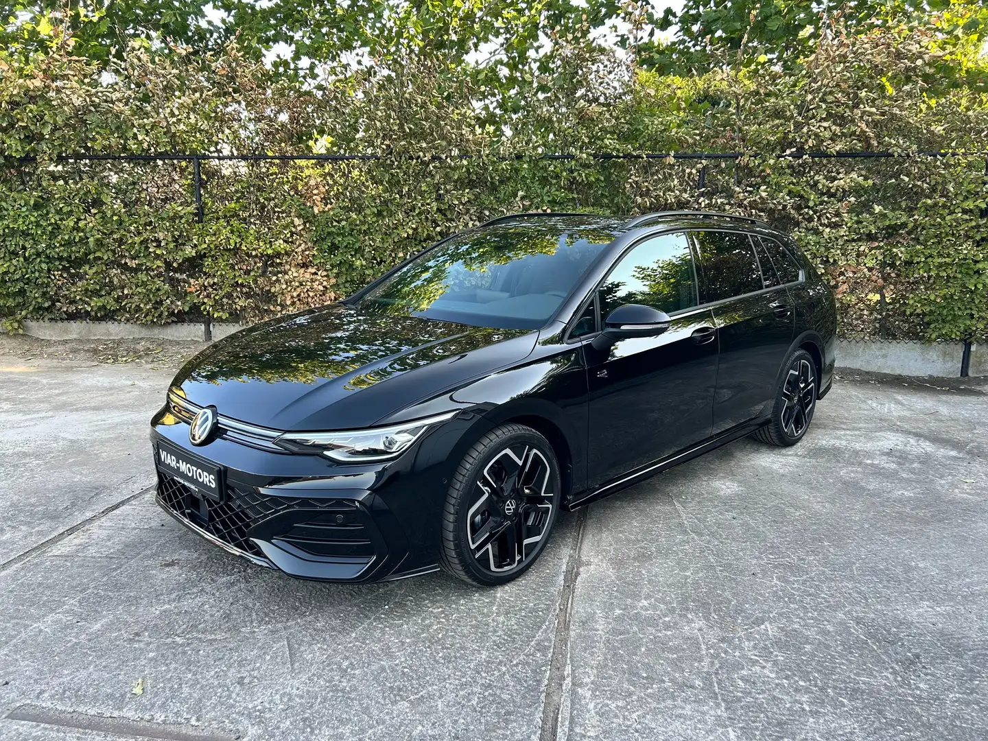 Volkswagen Golf Variant Golf Variant 1.5 eTSI OPF DSG R-Line Zwart - 1