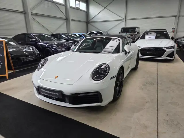 Porsche 911 view 5