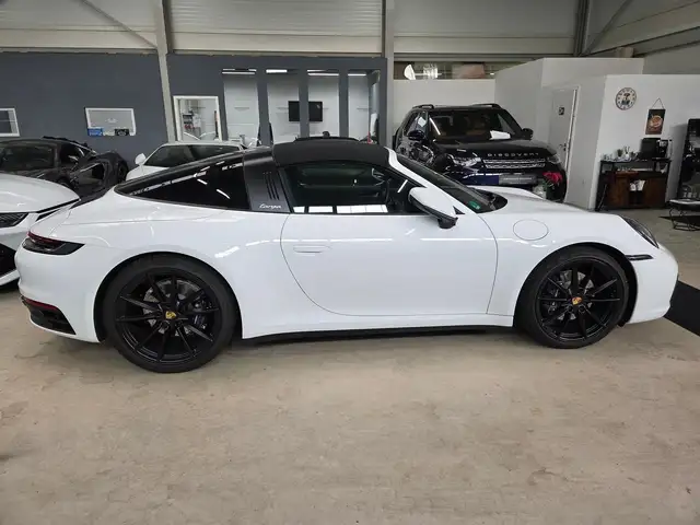 Porsche 911 view 9
