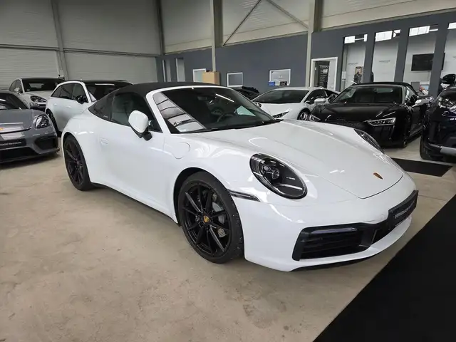 Porsche 911 view 8