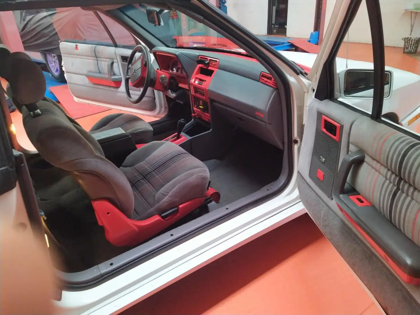 Dodge ES SHADOW CABRIO  2.5L  AUTOMAAT OLDTIMER Білий - 1