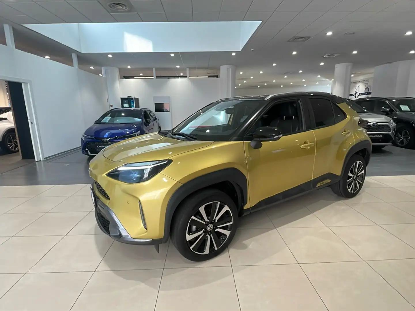 Toyota Yaris Cross Yaris Cross 1.5 Hybrid 5p. E-CVT Premiere Gelb - 1