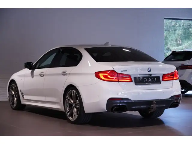 BMW 5 Series view 4
