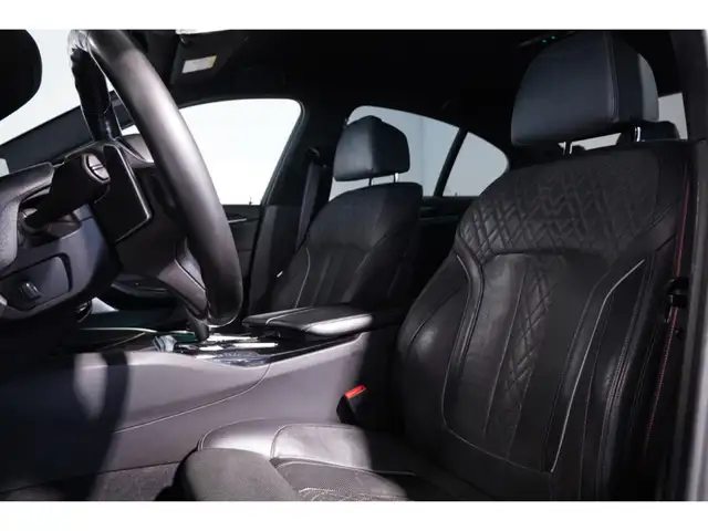 BMW 5 Series view 11