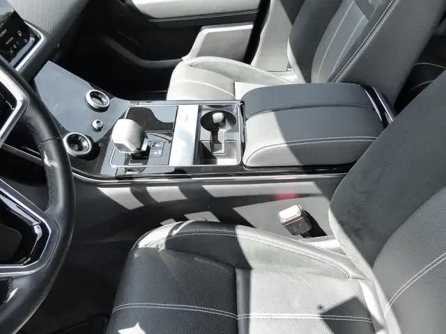 Land Rover Range Rover Velar view 15