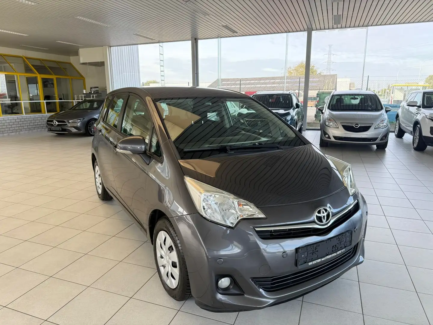 Toyota Verso-S 1.3I Benzine 73KW Euro 5 L.EZ OK Année 2012 Gris - 2