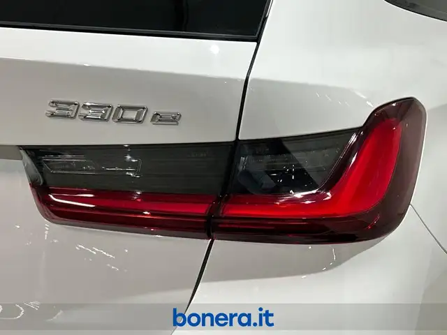 BMW 3 Series view 11
