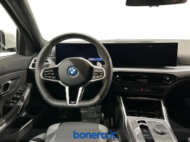 BMW 3 Series view 15
