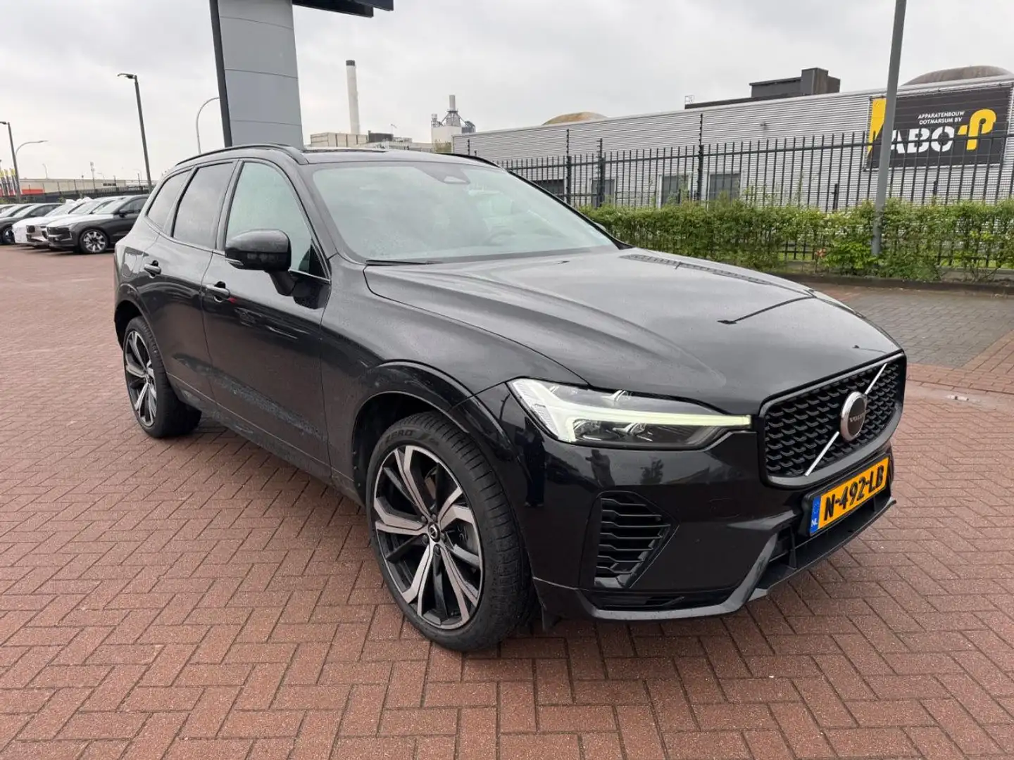 Volvo XC60 Recharge T6 AWD R-Design | Harman Kardon audio | A Nero - 2
