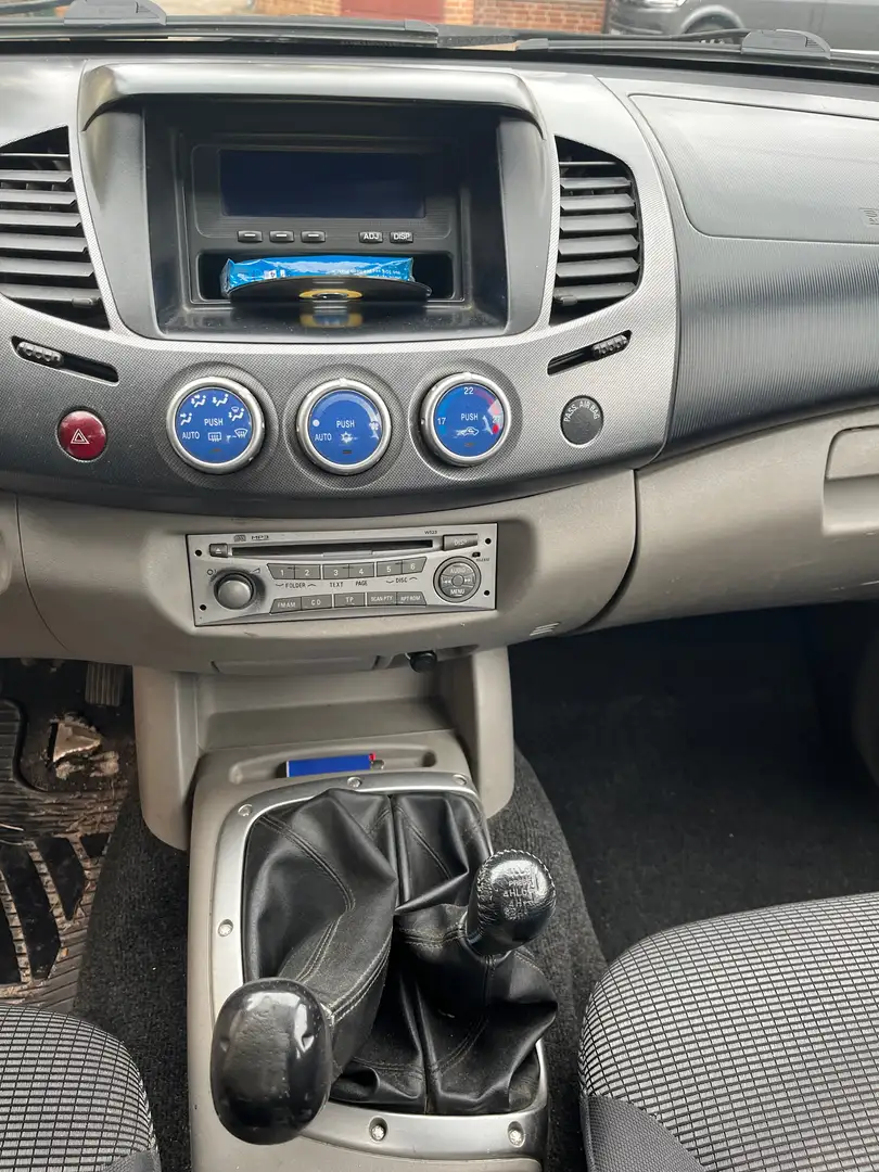 Mitsubishi L200 Intense Doppelkabine - 4WD -" Klima "! Grau - 2