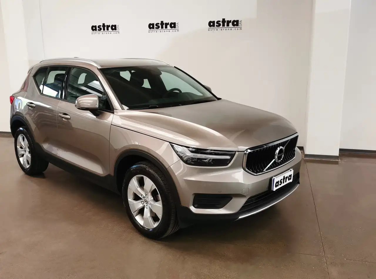 Volvo XC40 2.0 b4 Momentum Pro awd auto 7m