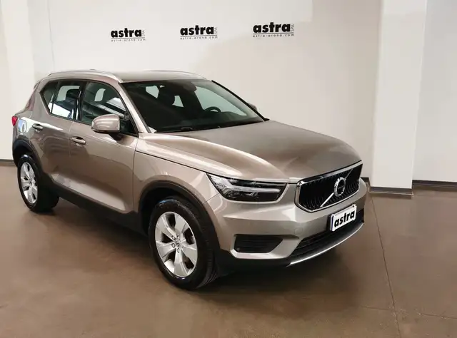 Volvo XC40 2.0 b4 Momentum Pro awd auto 7m