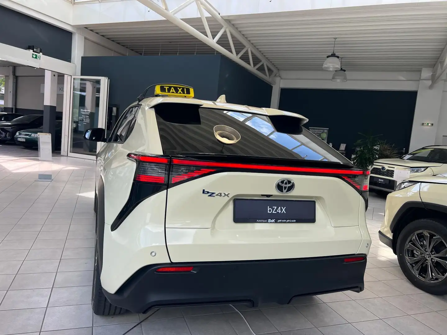 Toyota bZ4X Teamplayer Taxi Blanc - 2