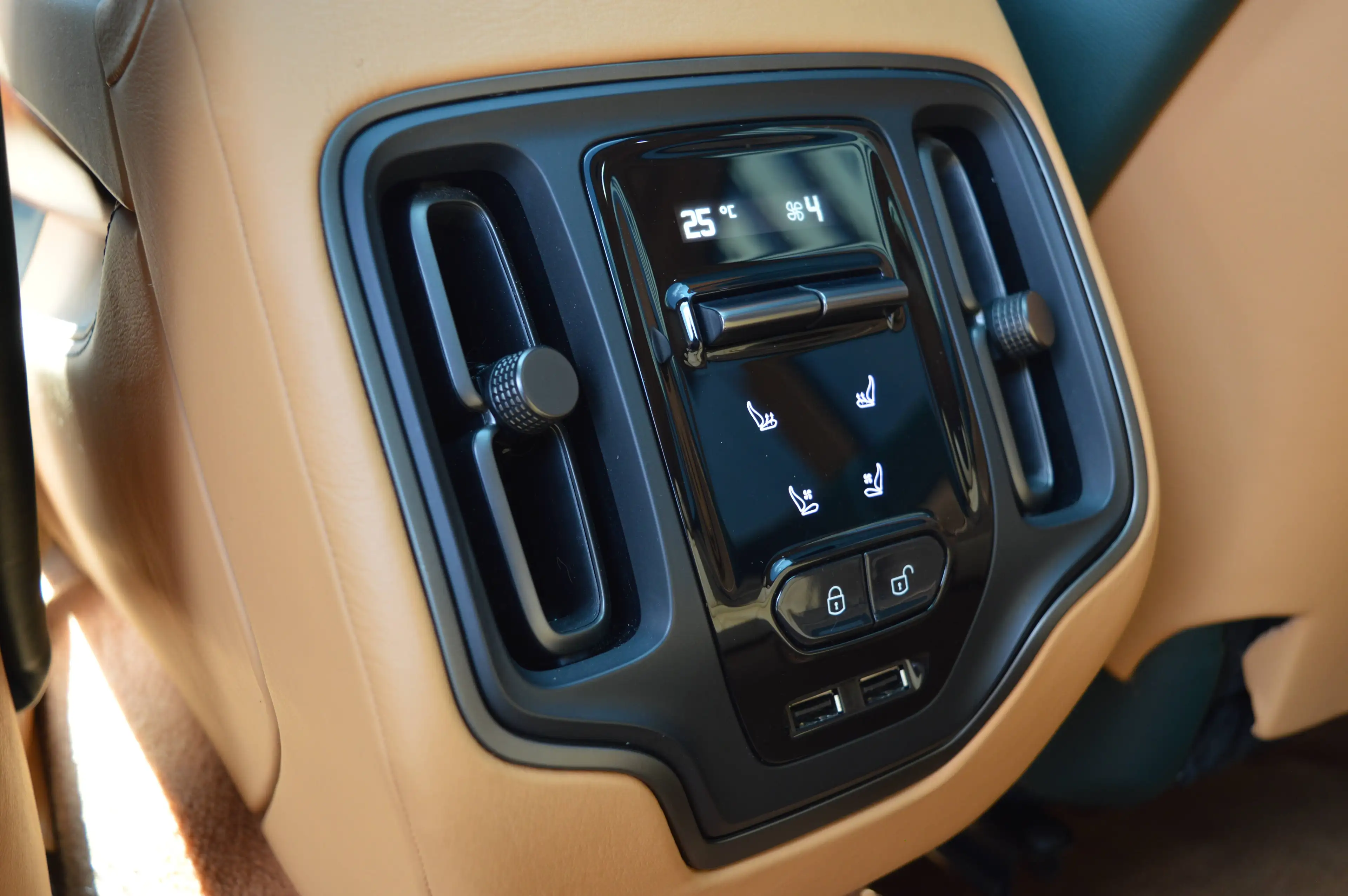 Aston Martin DBX 4.0i V8 Biturbo - Top condition - Full history — photo 12