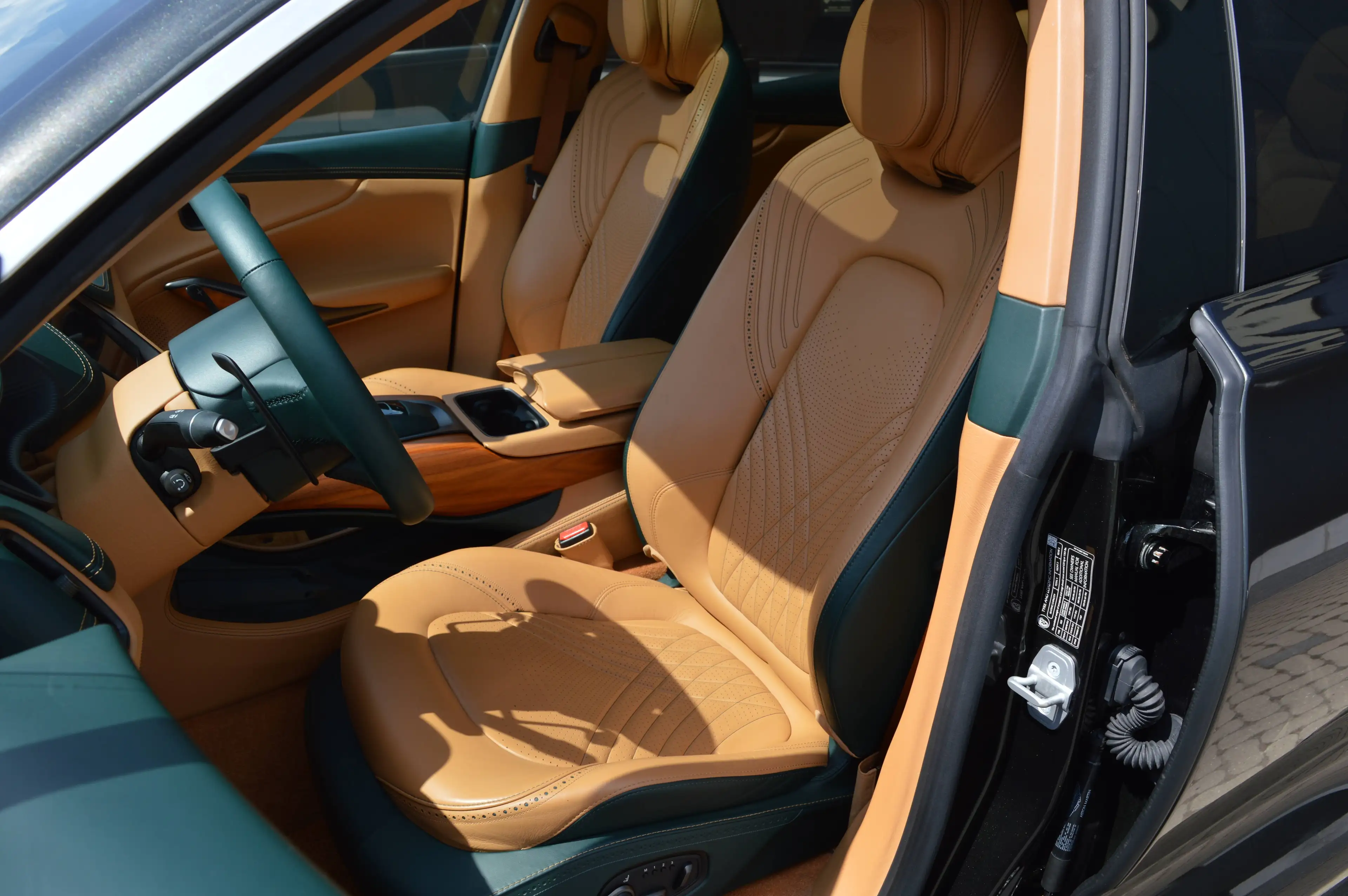 Aston Martin DBX 4.0i V8 Biturbo - Top condition - Full history — photo 9