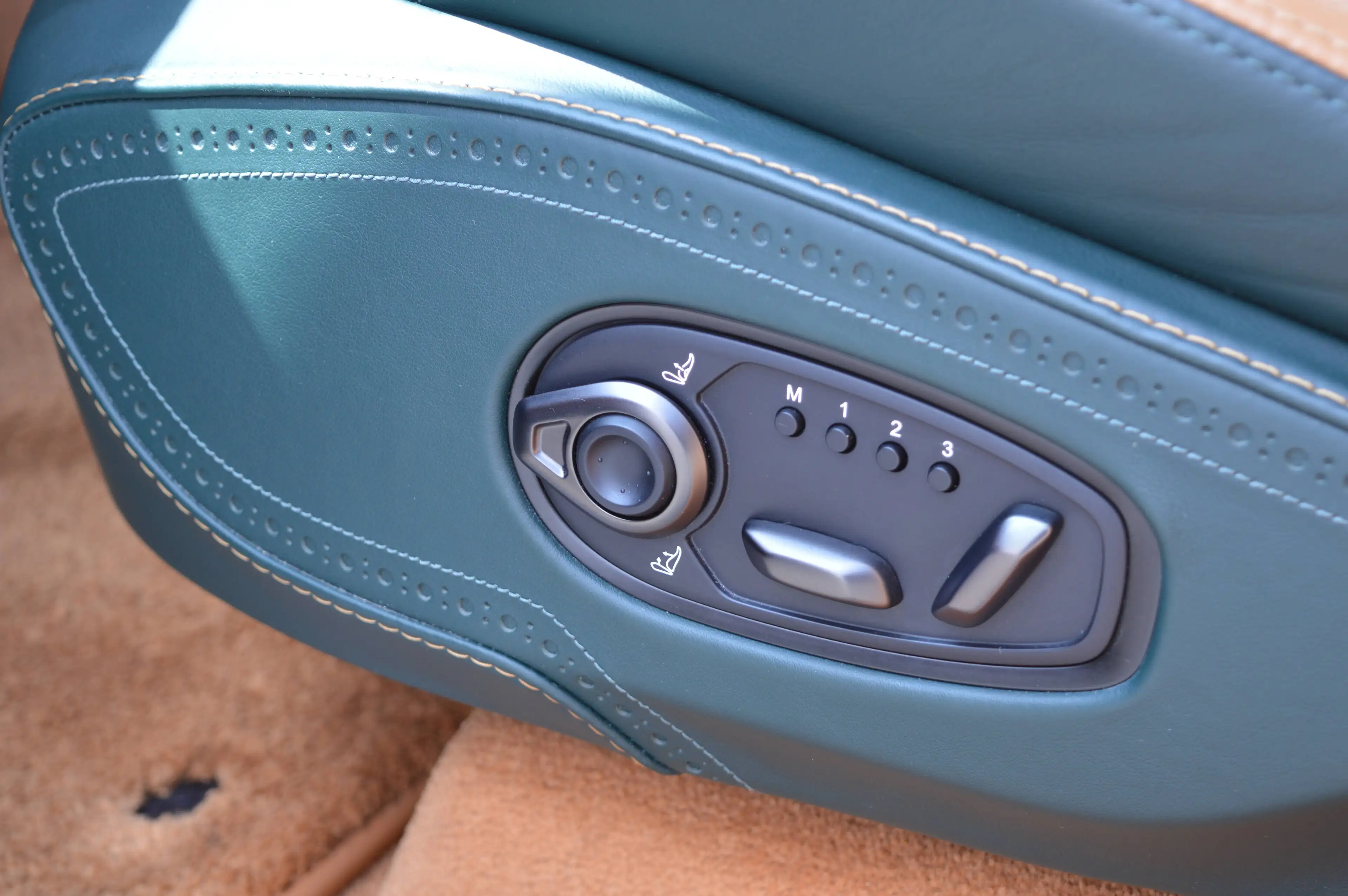 Aston Martin DBX 4.0i V8 Biturbo - Top condition - Full history — photo 15
