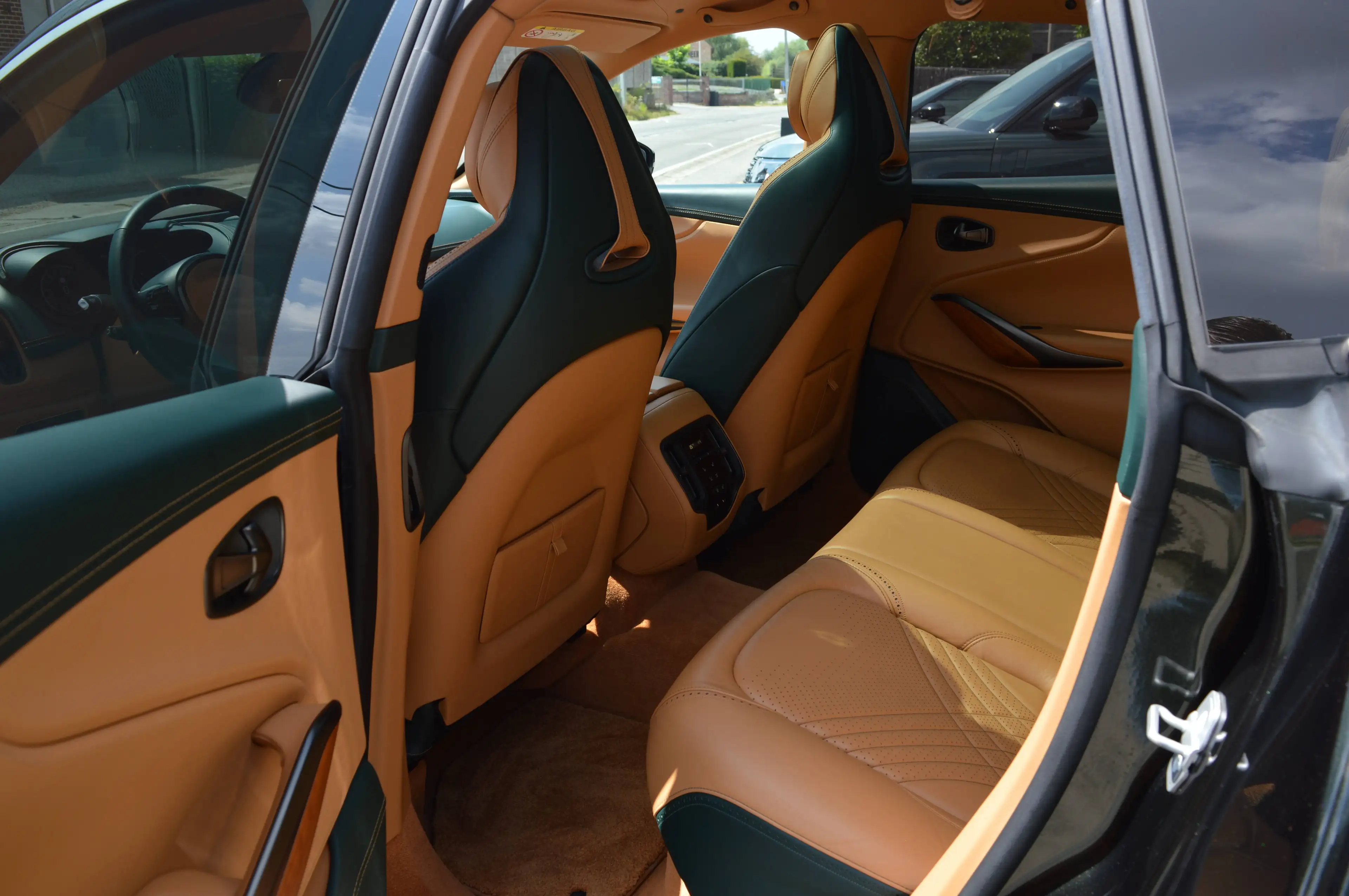 Aston Martin DBX 4.0i V8 Biturbo - Top condition - Full history — photo 10