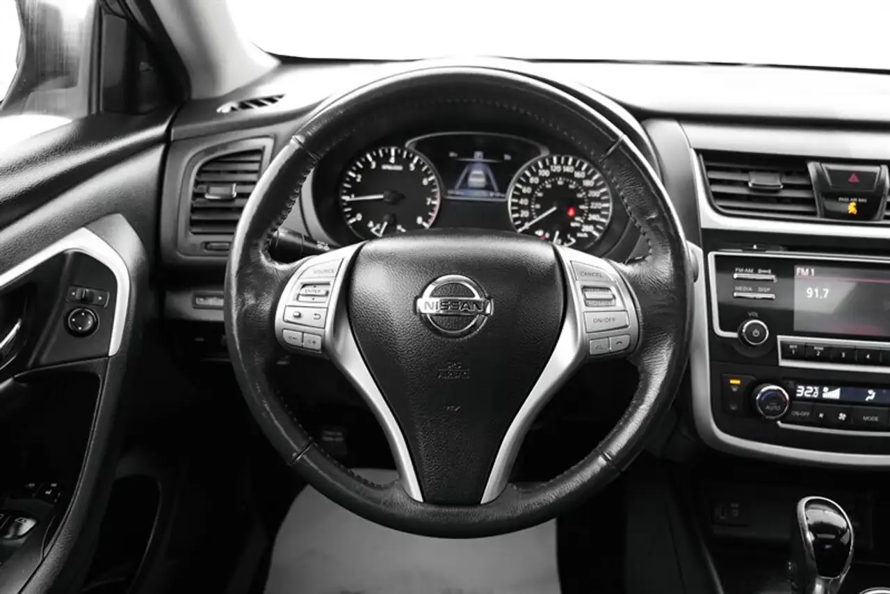 Nissan Altima снимка Nissan Altima