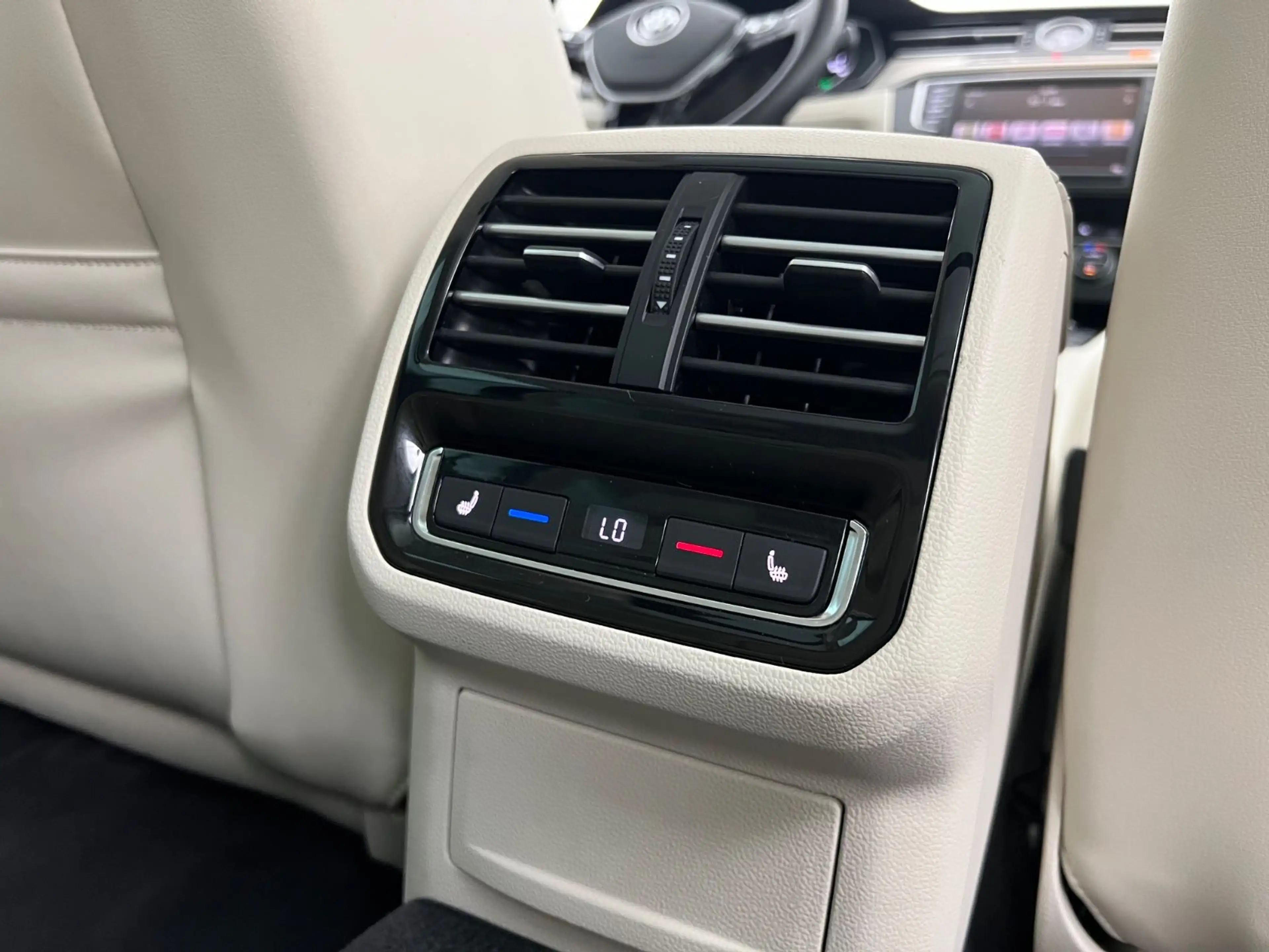 Volkswagen Passat Highline/ 4x4/ DYNAUDIO/ MASSAGE/ AHK/ — photo 17