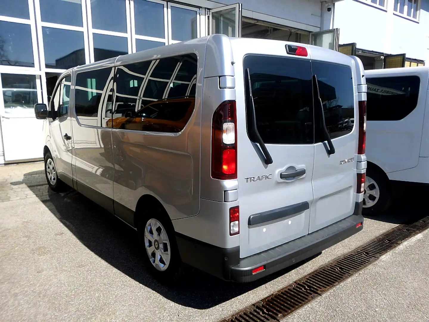 Renault Trafic Grand Passenger Equilibre Blue dCi 150 Silber - 2