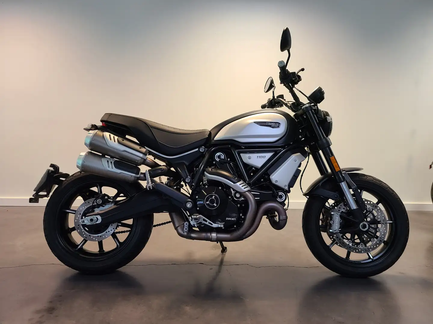 Ducati Scrambler - 1
