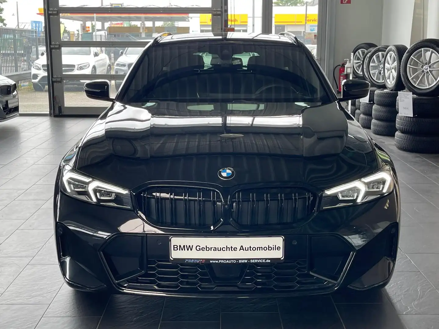 BMW 330 i xDrive M Sport Tour. AHK/HUD/PANO/360°/19" Schwarz - 2