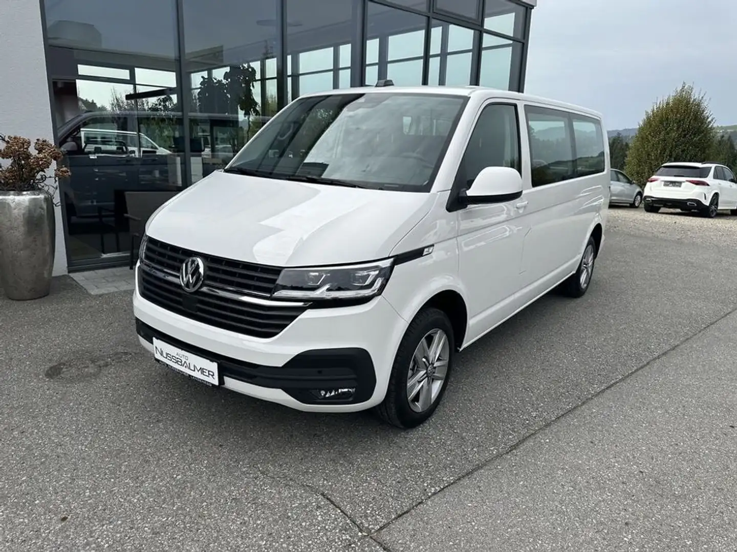 Volkswagen T6.1 Kombi LR 4MOT LED Navi Kamera ACC ohne Sitze Weiß - 1
