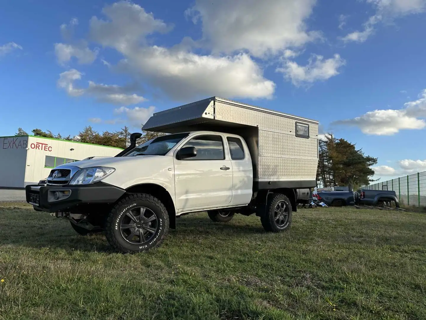 Toyota Hilux Extra Cab 2.5 5-Gang EXKAB NESTLE OFFROAD Weiß - 2