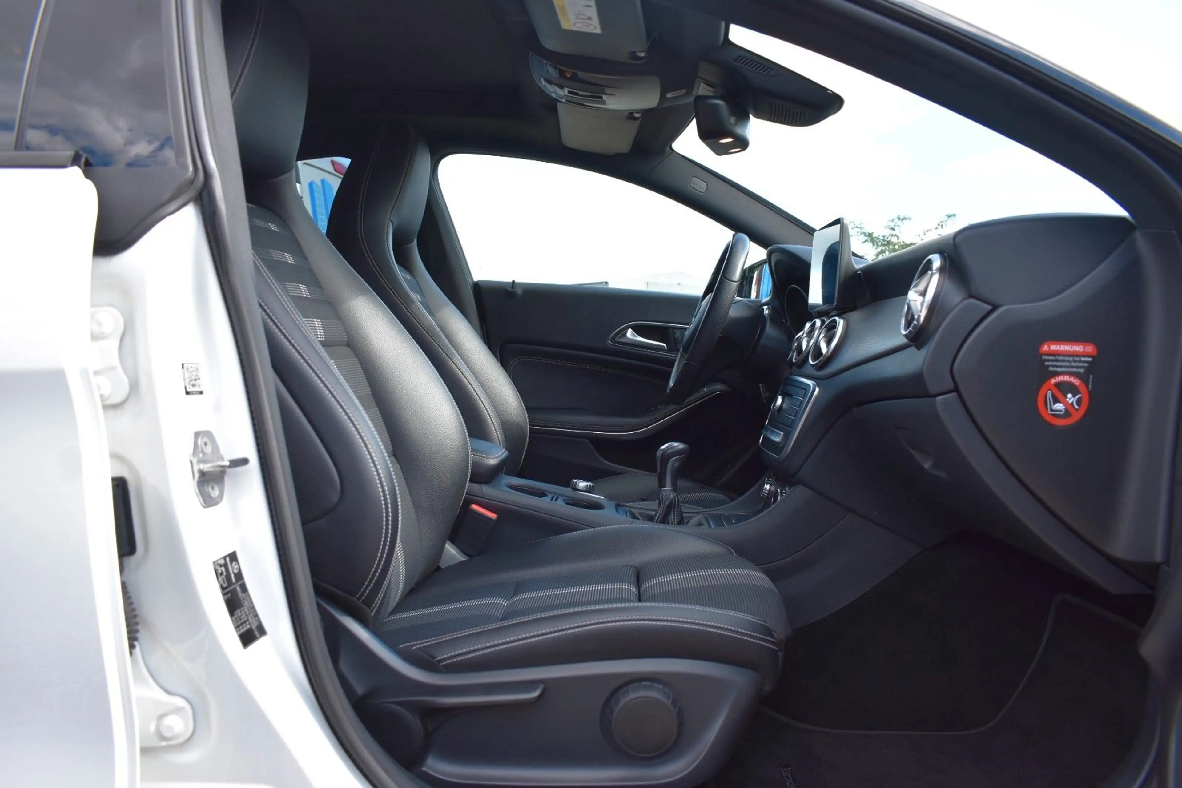Mercedes-Benz CLA 250 NIGHT-PAKET/LED/KEYLESS/PANO/TEMPOMAT — photo 11