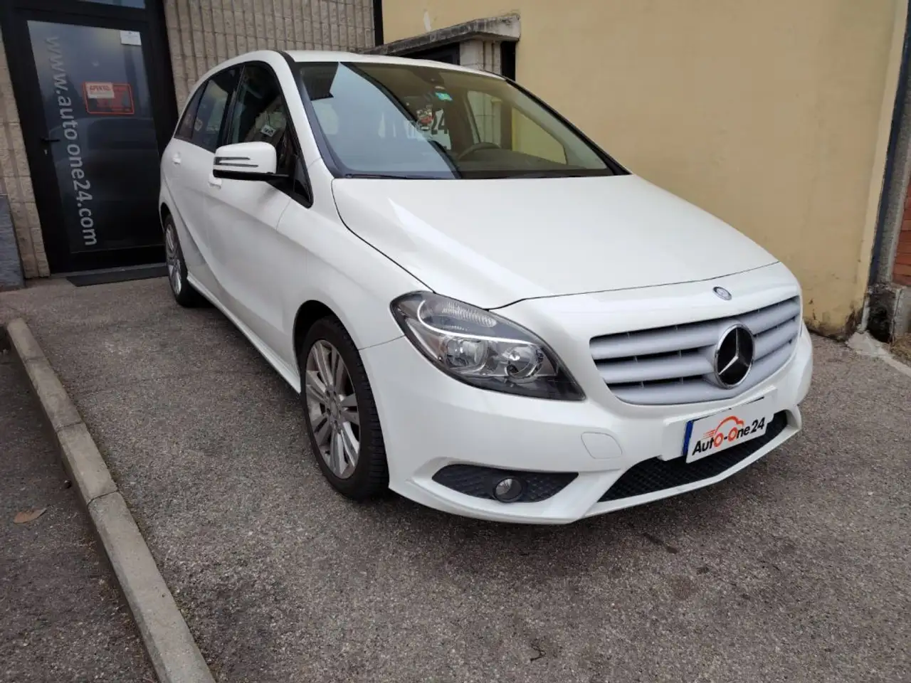Mercedes-Benz B 180