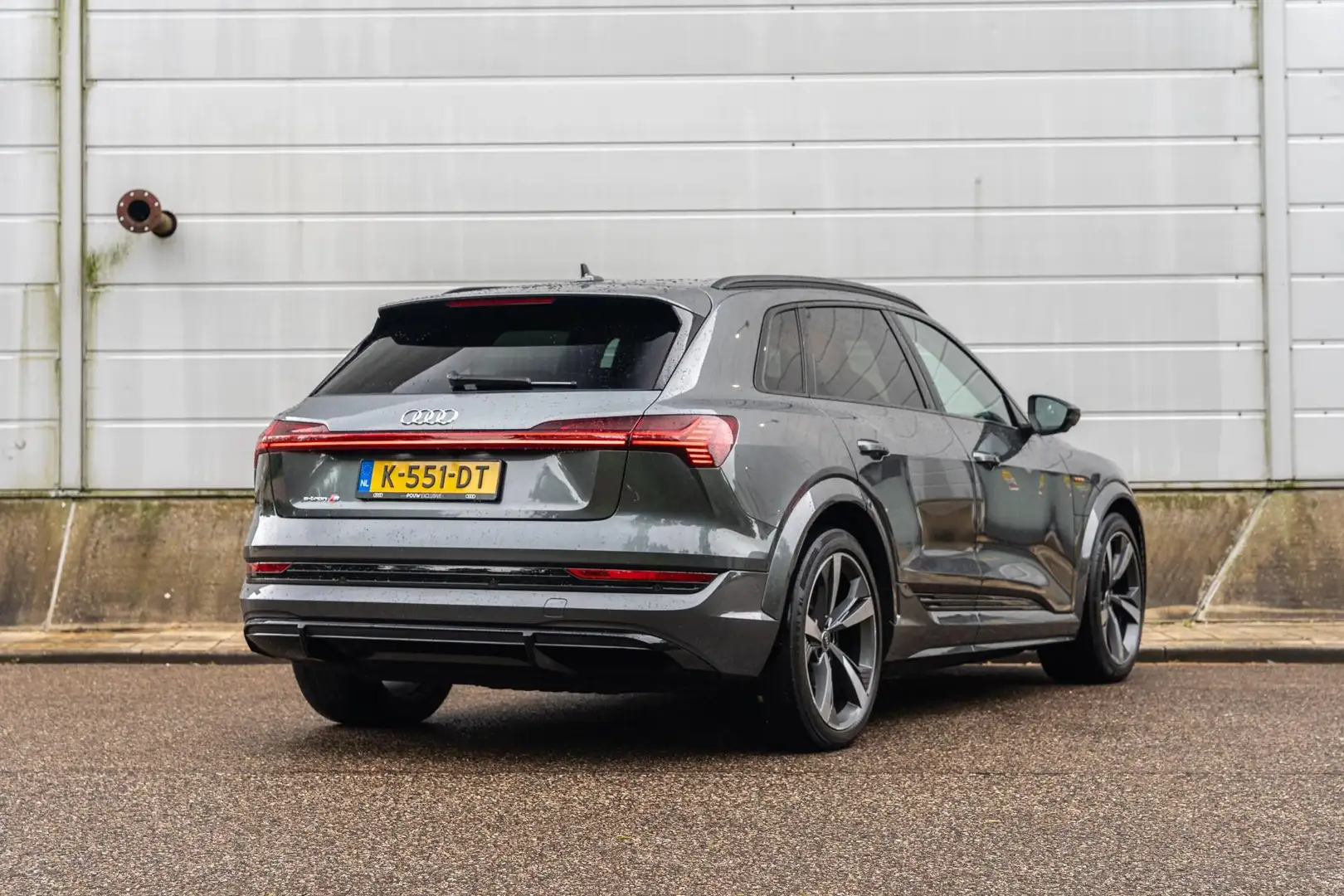 Audi e-tron S 503pk quattro 95 kWh | SoH 92% | Panoramadak | L Grijs - 2