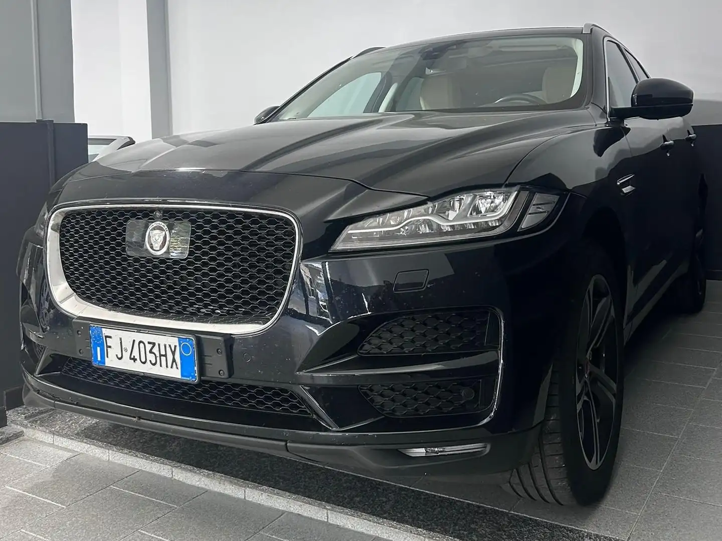 Jaguar F-Pace Motore NUOVO soli 50.000km con fattura Jaguar Zwart - 1