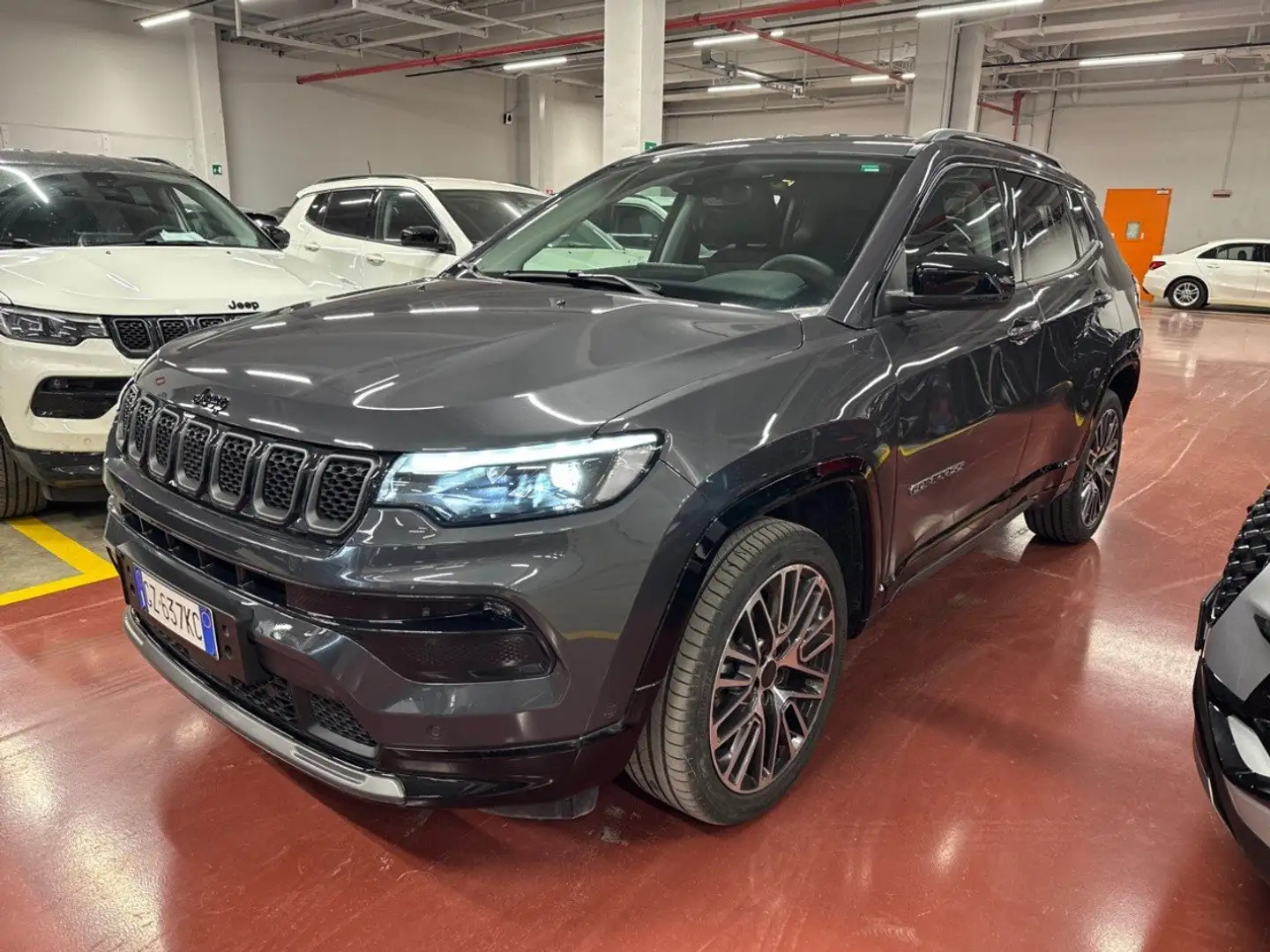 Jeep Compass 1.5 Turbo MHEV T4 96kW Summit DDCT Grau - 2