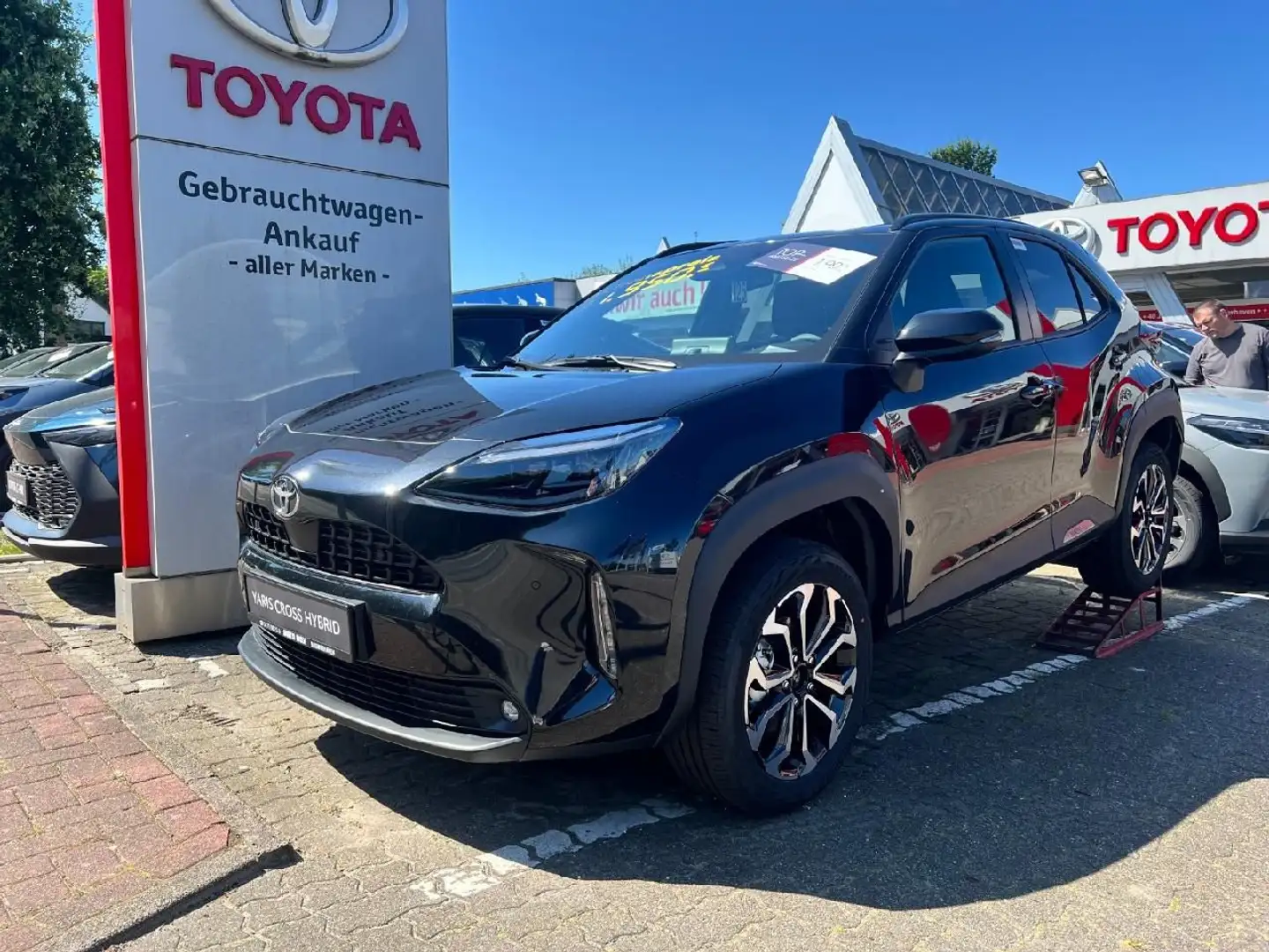 Toyota Yaris Cross Hybrid Teamplayer + Safety- & Winter Schwarz - 1