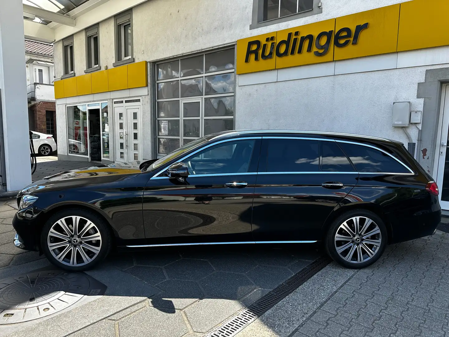 Mercedes-Benz E 200 E 200 4Matic STANDHEIZUNG AIRMATIC DISTRONIC 360 Schwarz - 2