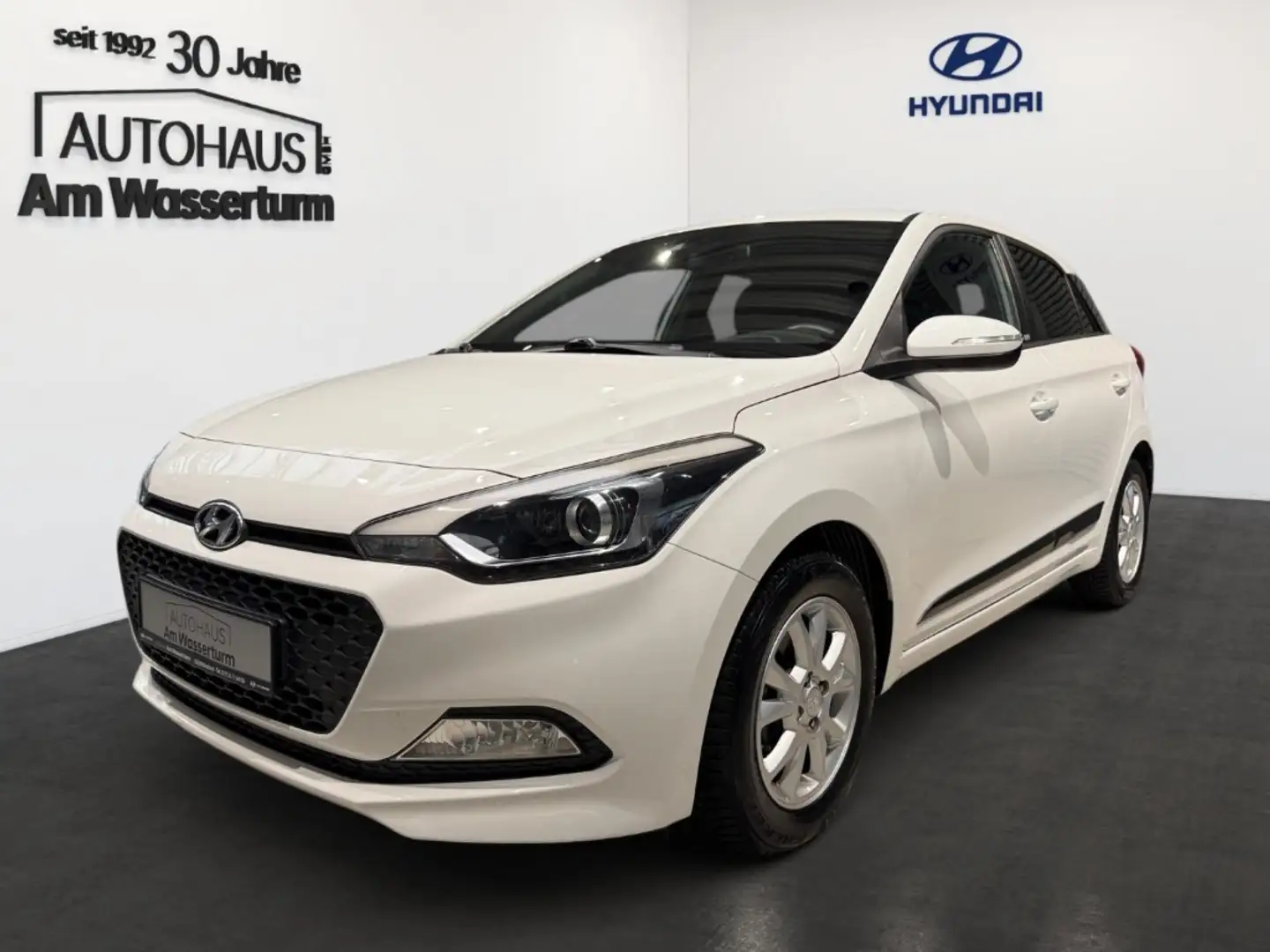 Hyundai i20 1.2 Passion Klima Sitzheizung Alu PDC Weiß - 1