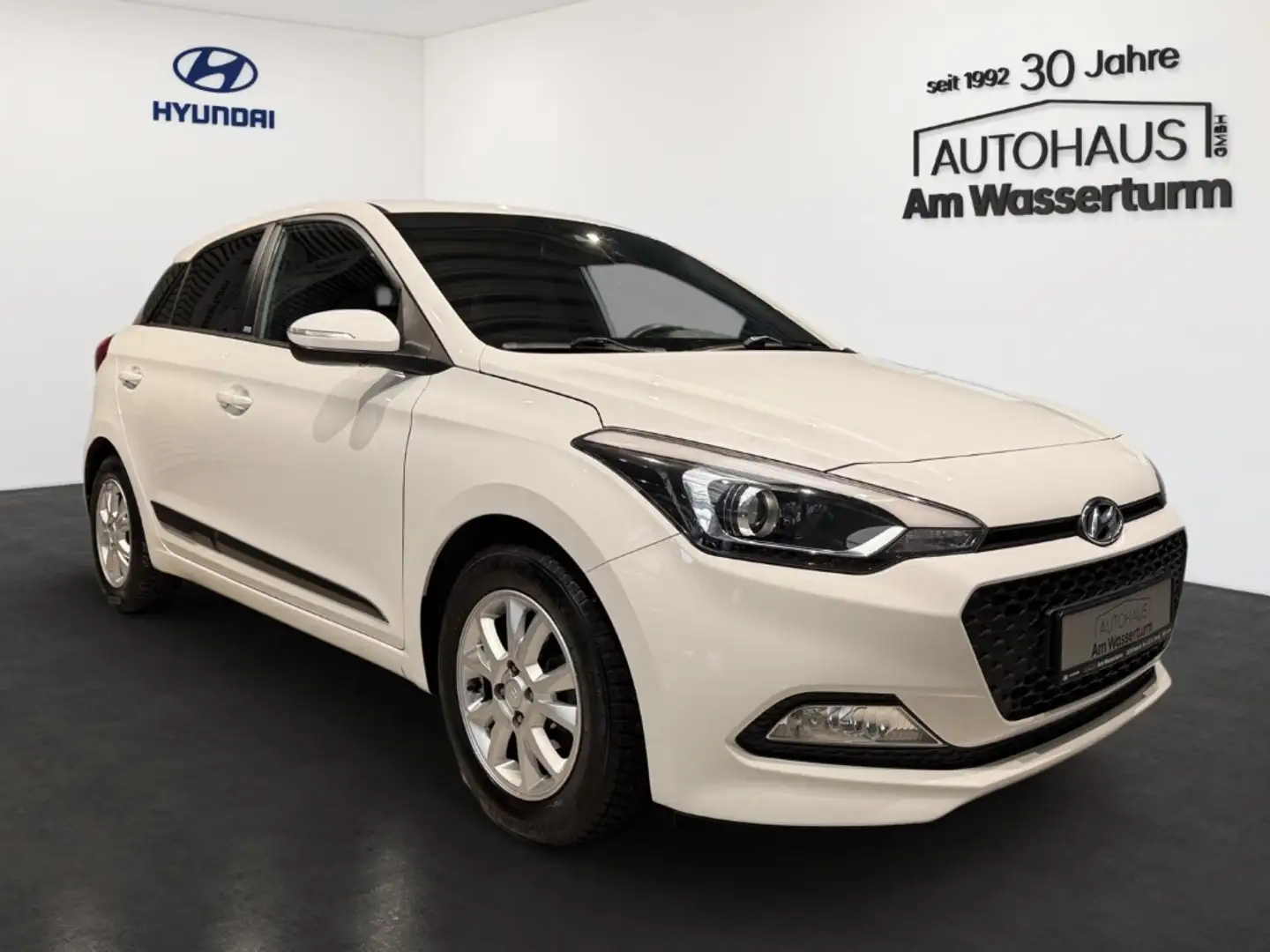 Hyundai i20 1.2 Passion Klima Sitzheizung Alu PDC Weiß - 2
