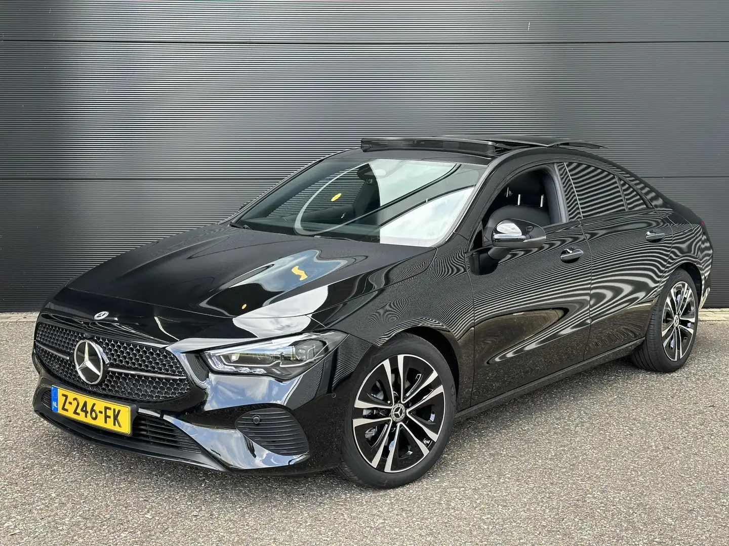 Mercedes-Benz CLA 180 Luxury Line | Panoramadak | Nightpakket | Achterui Nero - 1