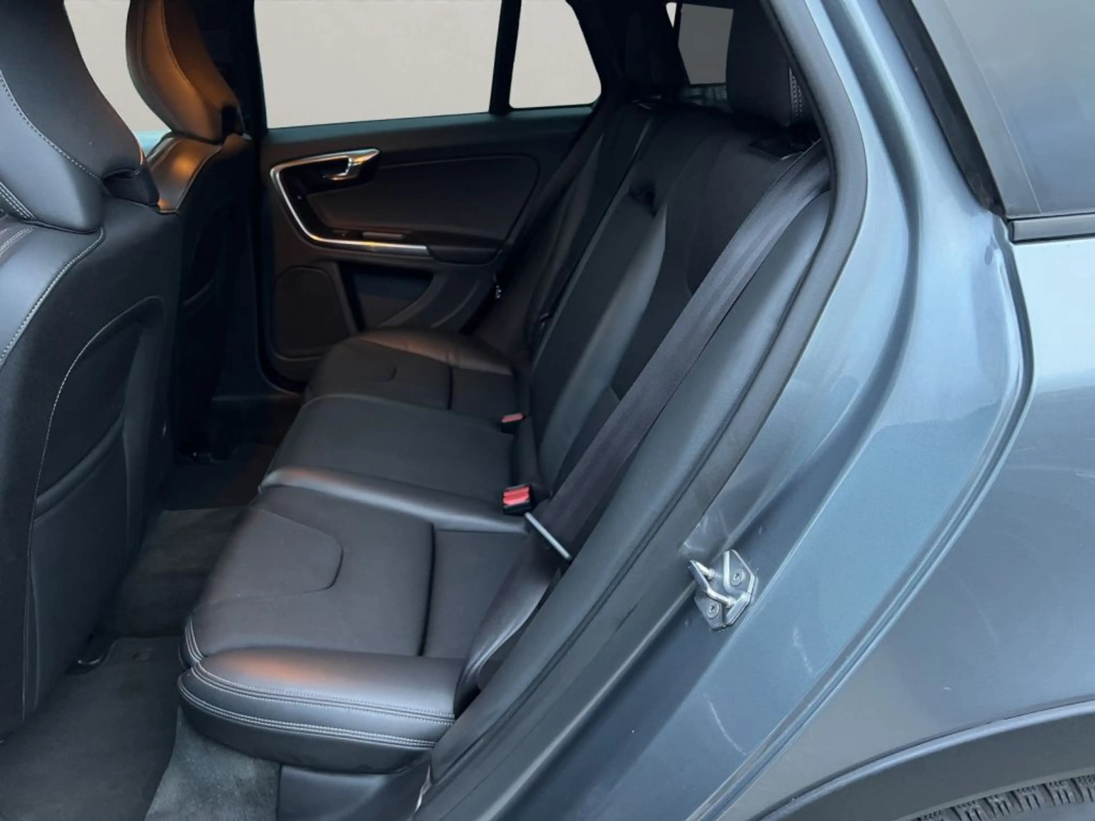 Volvo V60 Cross Country D4+KLIMA+LED+RADIO+RFK+ — photo 14