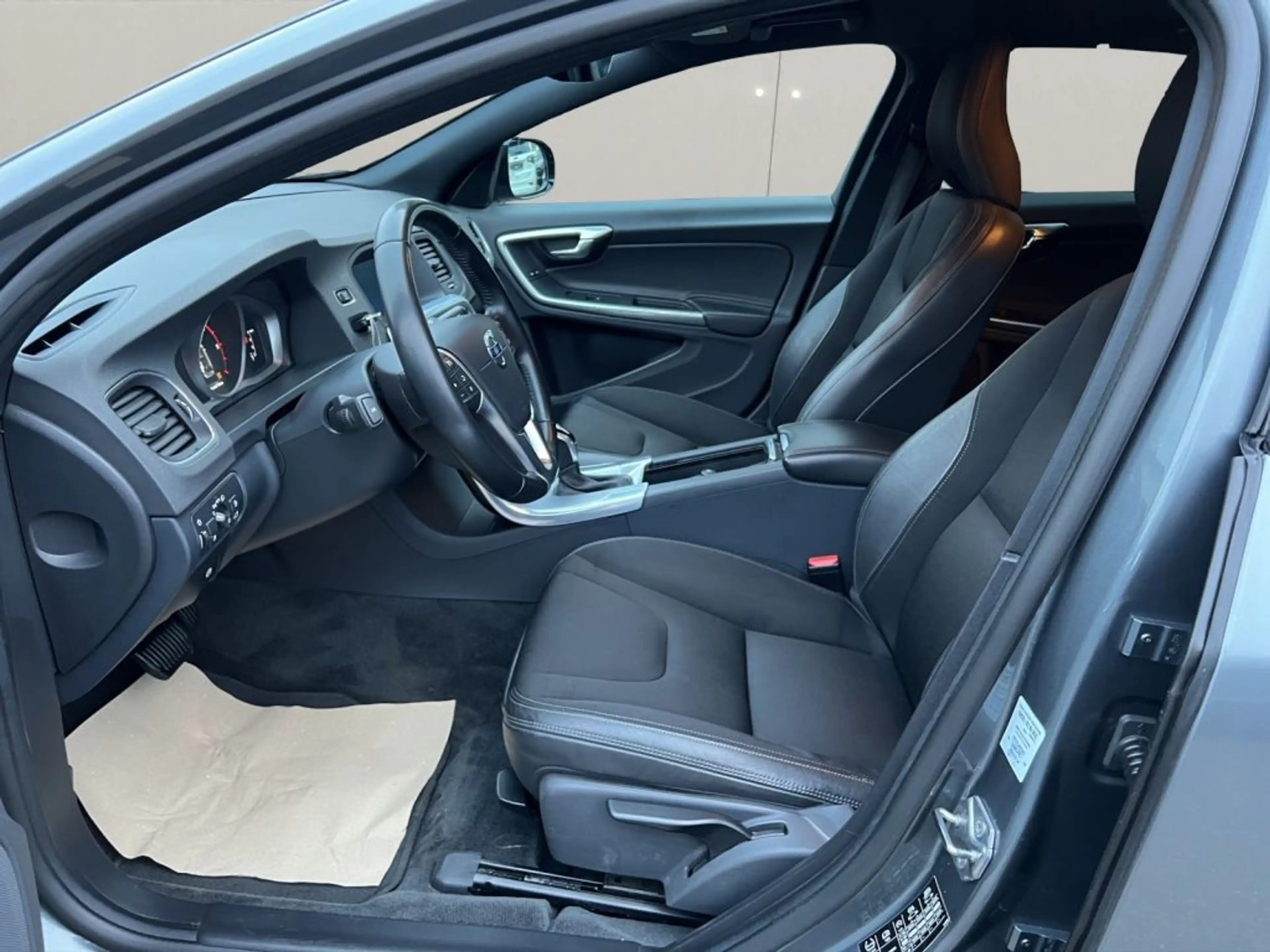 Volvo V60 Cross Country D4+KLIMA+LED+RADIO+RFK+ — photo 15