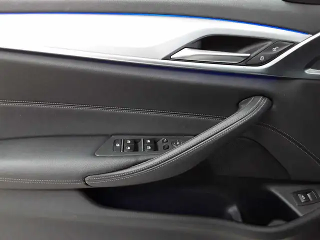 BMW 5 Series view 4