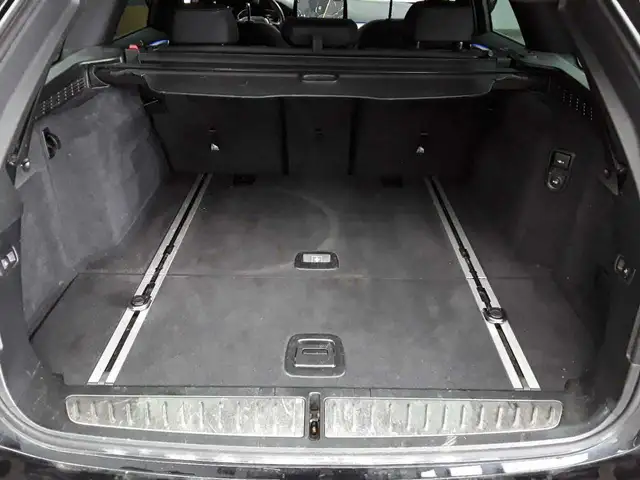 BMW 5 Series view 8