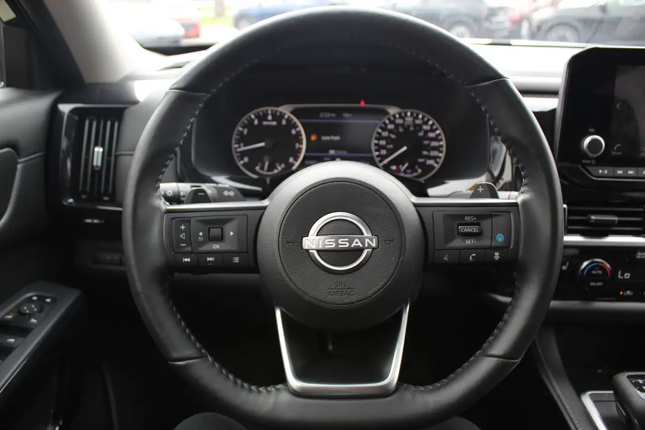 Nissan Pathfinder снимка Nissan Pathfinder