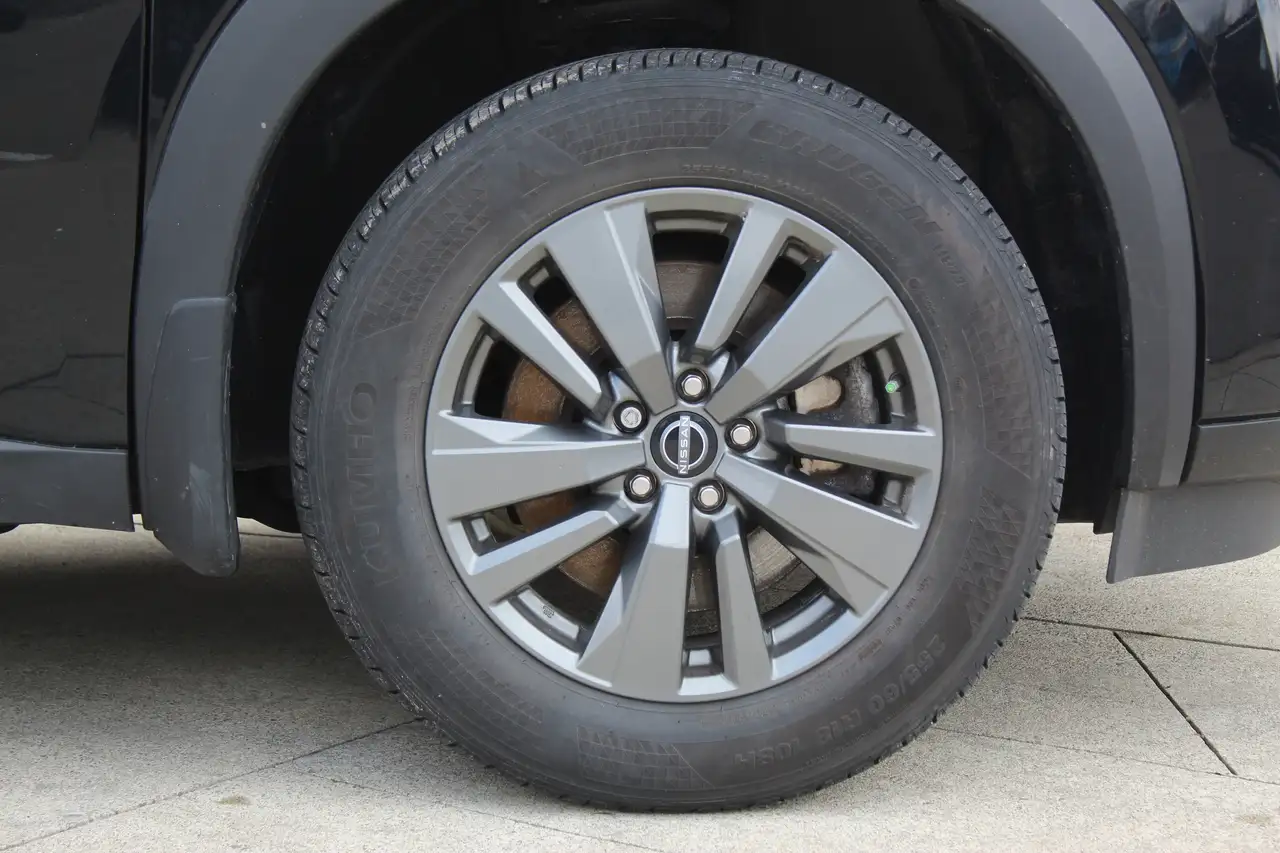 Nissan Pathfinder снимка Nissan Pathfinder