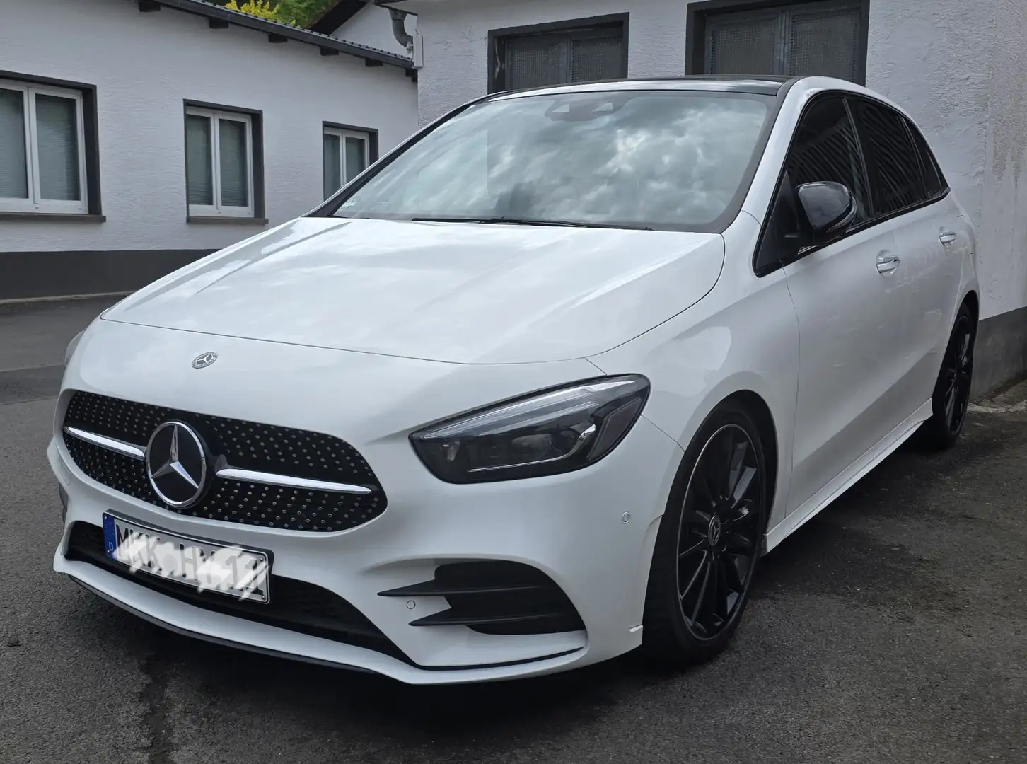 Mercedes-Benz B 250 4Matic 7G-DCT AMG Line, Voll, Standheizung, Pano, Weiß - 1
