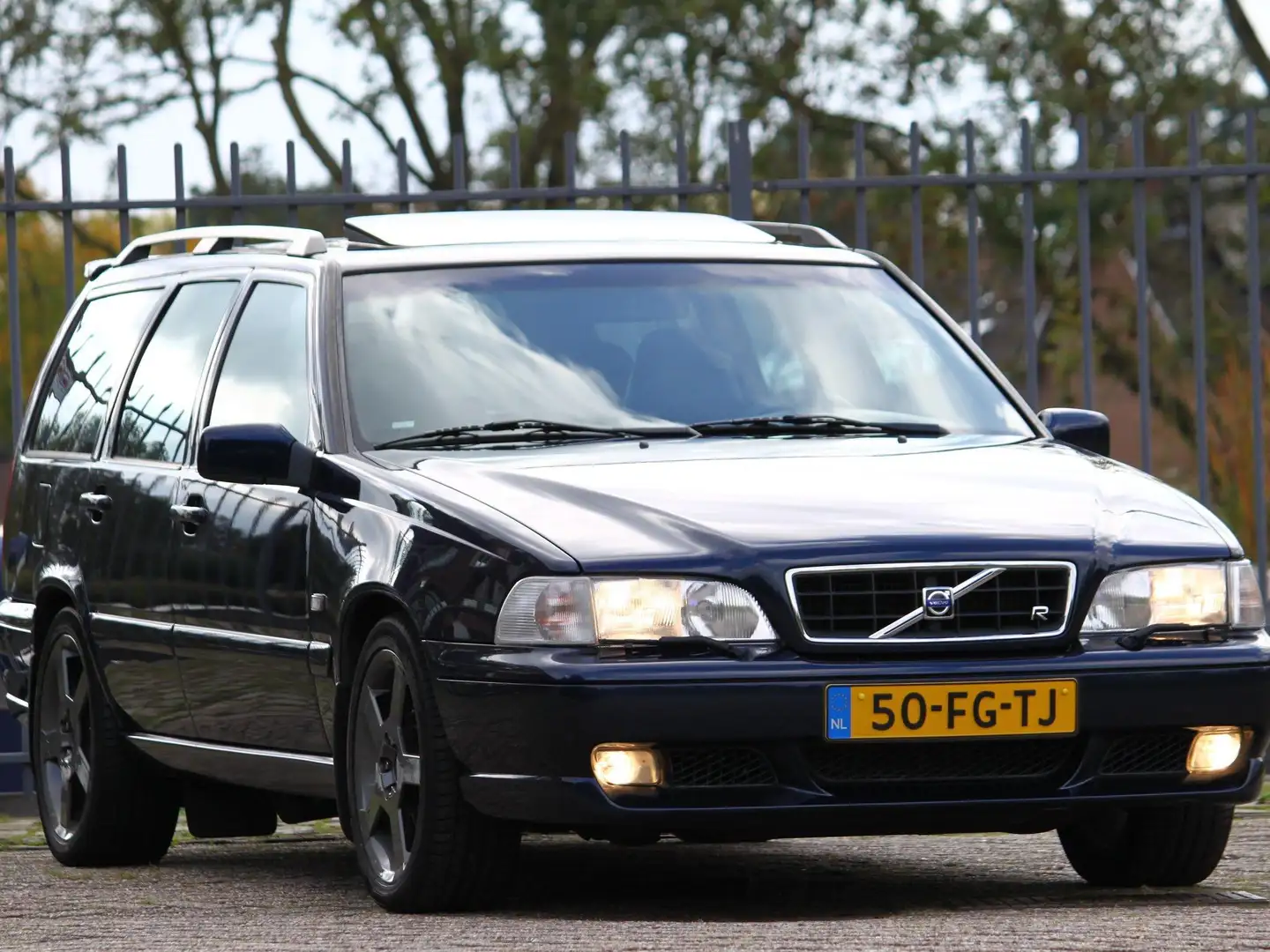 Volvo V70 2.4 R AWD Automaat 265PK Origineel NL Auto! Bleu - 1