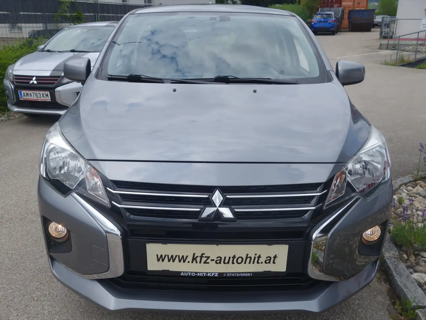 Mitsubishi Space Star 1,0 MIVEC Inform Grau - 2